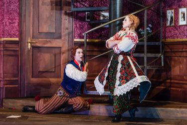 Szene aus Smetanas Die verkaufte Braut an der Oper Leipzig, Foto: Kirsten Nijhof