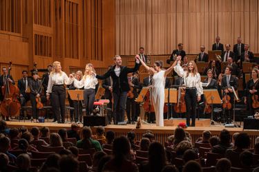 (v.l.n.r.) Barbara Schöneberger, Ferhan Önder, Johannes Zurl, Raphaela Gomes, Ferzan Önder, Foto: Robert Niemeyer