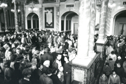 Besucheransturm bei der Wiedereroeffnung der rekonstruierten Semperoper 1985. Foto: Semperoper Dresden, Erwin Doering