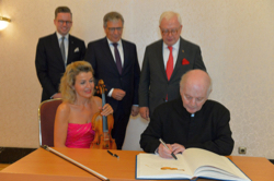 Daniel Barenboim und Anne-Sophie Mutter tragen sich in das Gästebuch der Stadt Wiesbaden ein., Foto: Ansgar Klostermann