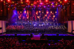 Das Adventskonzert im Rudolf-Harbig-Stadion in Dresden, in diesem Jahr erstmals mit dem Philharmonischen Kinderchor Dresden. Foto: Michael Schmidt