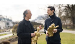 Der Künstler Ottmar Hörl und Linus Klumpner mit den goldenen Mozart-Figuren. Foto: Wolfgang Lienbacher