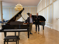 Die beiden neuen Flügel der Firma Bluethner mit Studienleiter UgoD'Orazio und Christian Hornef, Foto: Annalena Mueller, Oper Leipzig