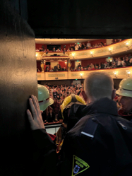 Feuerwehreinsatz im Theater: Blick durch den Eisernen Vorhang in den Zuschauerraum. Foto: Staatstheater am Gärtnerplatz