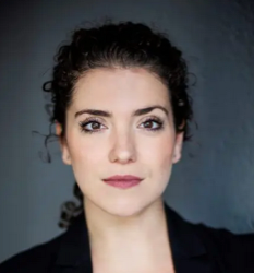 Friederike Bauer spielt die Rolle der Wednesday Addams in der Neuproduktion von The Addams Family. Foto: Anya Zuchold