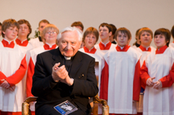 Geoerg Ratzinger im Kreise der Regensburger Domspatzen, Foto: Christine Eckert / Domspatzen