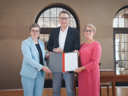 Kunstminister Markus Blume (Mitte) mit Prof. Lydia Gruen und Prof. Barbara Gronau, Foto: Axel Koenig, StMWK