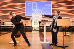 Präsentation der Ernennungsurkunde, Foto: Norbert Ittermann