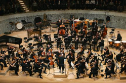 SWR Symphonieorchester und François-Xavier Roth in der Hamburger Elbphilhamonie. Foto: Daniel Dittus