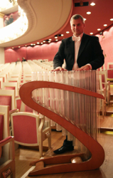 Sascha Reckert an der Glasharmonika, Foto: Bayerische Staatsoper