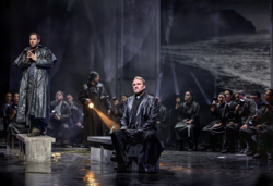 Szene aus der Oper Standrecht mit Brian Davis (Mitte)., Foto: Silke Winkler