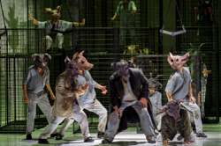 Szenenfoto aus Animal Farm, Foto: Ruth Walz, Dutsch National Opera