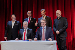 Urkundenunterzeichnung (vorn sitzend): Oberbürgermeister Dr. Thomas Burger, Kunstminister Markus Blume; dahinter stehend: Matthias Schloderer, Albert Füracker, Dr. Markus Söder, Intendant Sebastian Ritschel. Foto: Sylvain Guillot