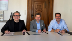 Vertragsunterzeichnung mit Andre Buecker und Domonkos Heja am Staatstheater Augsburg. Foto: Stadt Augsburg
