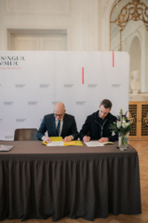 Vertragsunterzeichnung in Kissingen(v.l.n.r.): Dr. Dirk Vogel. Alexander Steinbeis, Foto: Julia Milberger