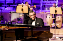 Götz Alsmann moderierte das Weihnachtskonzert, Foto: Sven Lorenz