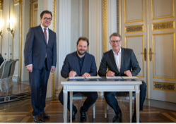 Vertragsunterzeichnung mit (v.l.n.r.) Staatsintendant Serge Dorny, Petr Popelka und Kunstminister Markus Blume. Foto: Axel König / StMWK
